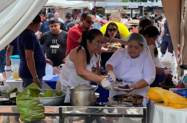 Cientos de personas participan en el delicioso festival de la morcilla en la parroquia Calderón, de Portoviejo.