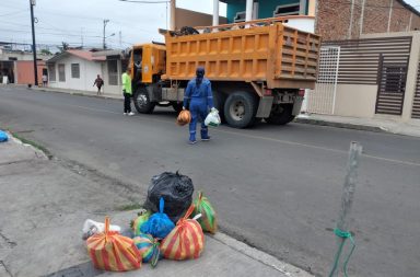 Trabajadores del Municipio de Manta paralizan servicios por falta de pago
