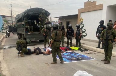 Seis hombres, detenidos con prendas policiales, en Quevedo