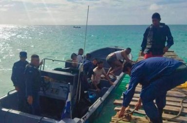 Tras el naufragio de una embarcación artesanal, 30 migrantes, entre ellos tres ecuatorianos, fueron rescatados en altamar.