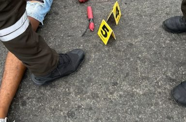 El cuerpo de un hombre armado quedó tirado en medio de la calle tras un enfrentamiento con efectivos de la Policía Nacional.