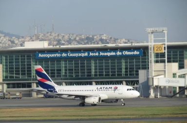 A seis personas que estaban dentro de un avión que iba a Galápagos las detuvieron agentes de la Policía, en el aeropuerto de Guayaquil.