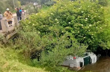 Una ambulancia del IESS cayó al río Tarqui en Cuenca