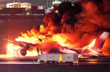 Un avión choca con otro y se incendia en aeropuerto de Japón