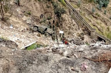 Un carro blindado, modelo Cobra II, de las Fuerzas Armadas de Ecuador se accidentó en el paso lateral de Ambato.