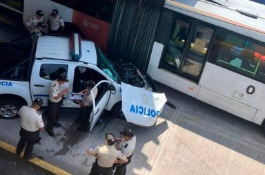 Patrullero de la Policía se estrelló contra unidad del Trolebús, en Quito