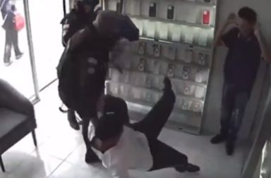 Presuntos vacunadores fueron sometidos por la Policía en un local de Guayaquil