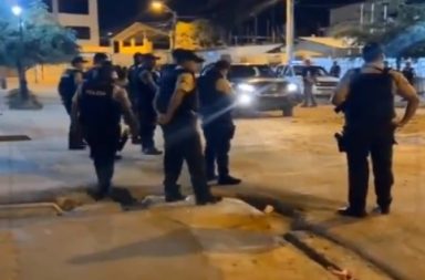 Policías secuestrados y vehículos incendiados durante noche de terror en Ecuador