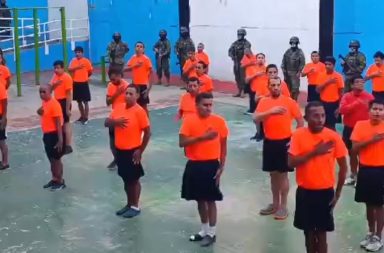 Presos lucen uniformados en la cárcel de Azuay