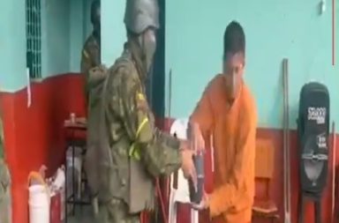 Presos dicen que comían agua con hueso en la cárcel de Cotopaxi