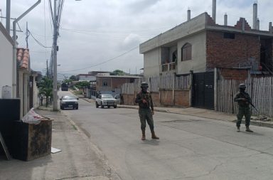 Policías y militares realizaron un operativo combinado en el barrio San Agustín, de Manta, este sábado 13 de enero del 2024.