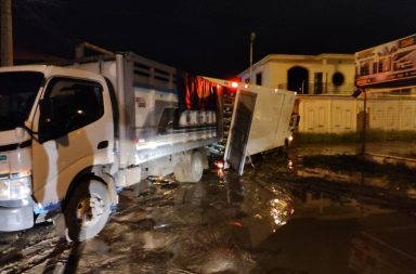 Camión se cae en un hueco en la calle principal de la ciudadela El Llano en Portoviejo