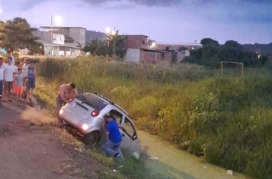 Un carro cayó a un canal de aguas lluvias en Portoviejo