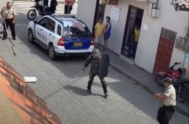 Hombre vestido como "samurái" quiso atacar a un policía en Loja