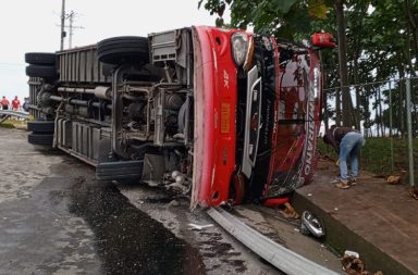 El paso lateral de El Carmen fue el escenario de un nuevo accidente de tránsito en el que se vio involucrado un bus  de pasajeros.