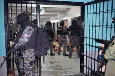 El Bloque de Seguridad ingresó  de forma simultánea a cuatro cárceles en las provincias de Carchi, Pastaza, Guayas y Pichincha.