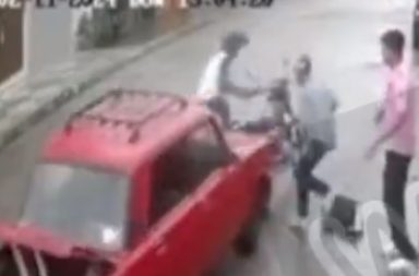 Un conductor le lanzó el carro a dos ladrones en Guayaquil