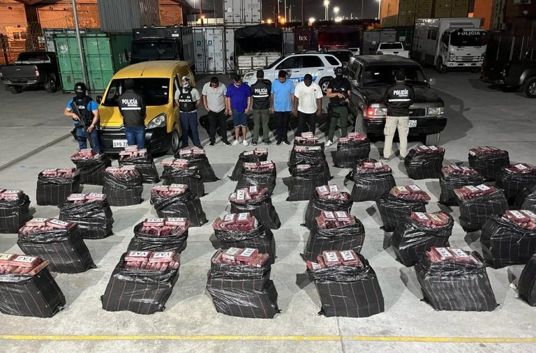 Dos toneladas y 400 kilos de droga se incautaron durante un operativo policial realizado en la ciudad de Guayaquil.