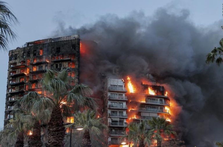 El incendio total de un edificio compuesto de varias viviendas ubicado en la ciudad de Valencia, tiene en luto a toda España.