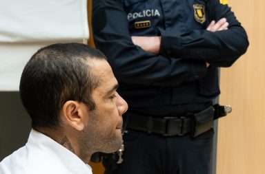 Condenan a cuatro años y medio de cárcel a Dani Alves por agresión sexual