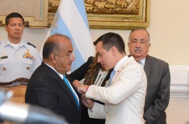 El Presidente Daniel Noboa entregó condecoración al periodista José Delgado