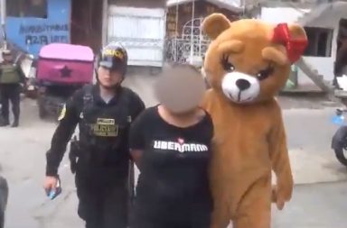 Un peluche gigante fue la coartada que usó la Policía para detener a dos vendedoras de droga en pleno San Valentín.