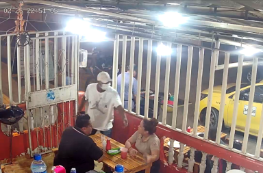 Cámara capta robo a clientes de un restaurante, en Manta