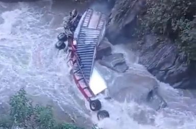 Un tráiler que salió desde Manta hacia Zamora se salió de la vía y tras caer aproximadamente 40 metros fue a parar a un río.