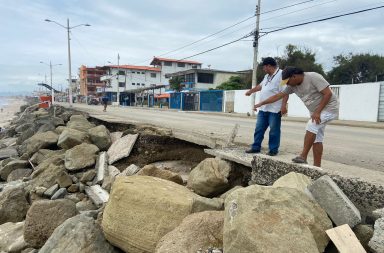 Debido a un fuerte aguaje, varios puntos del malecón de la parroquia Crucita, de Portoviejo, se han visto afectados.