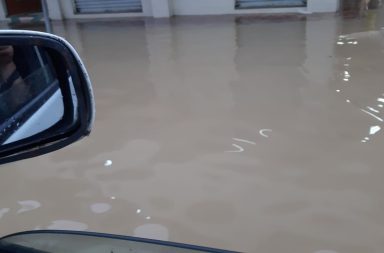 El centro de Santa Ana, inundado por la crecida del río Portoviejo