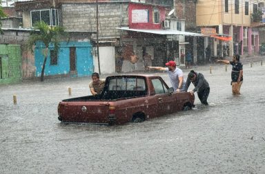 Una intensa lluvia se registra la mañana de este martes 20 de febrero del 2024 en la ciudad de Manta, sur de Manabí.