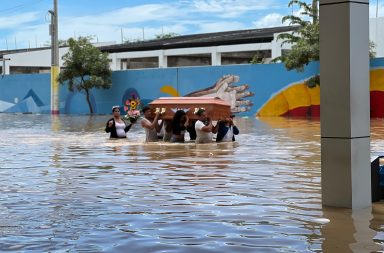 En medio de las inundaciones que se presentan en Chone, provincia de Manabí, por las fuertes lluvias, se realizaron tres sepelios.