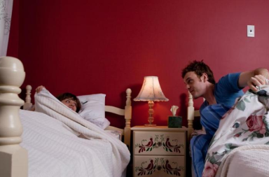 ¿Por qué cada vez más parejas optan por dormir en camas separadas?