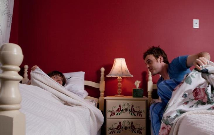 ¿Por qué cada vez más parejas optan por dormir en camas separadas?