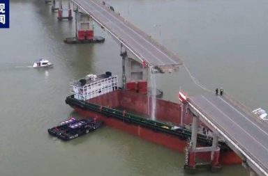 Al menos cinco muertos tras derrumbarse un puente en China