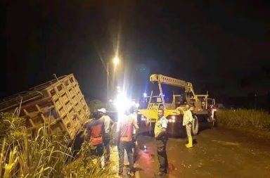 Dos policías en servicio activo murieron luego de sufrir un accidente de tránsito en la vía Quinindé-Esmeraldas.