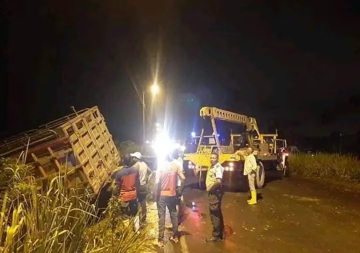 Dos policías en servicio activo murieron luego de sufrir un accidente de tránsito en la vía Quinindé-Esmeraldas.