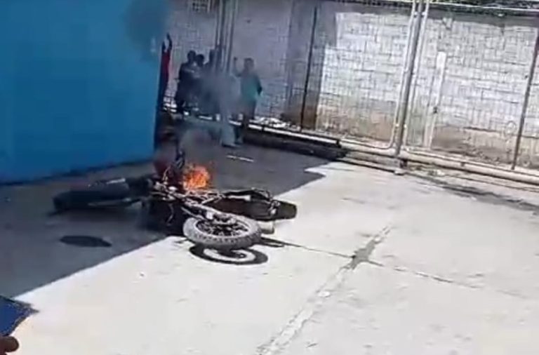 Un hombre quemó su moto para evitar que agentes de tránsito se la lleven retenida