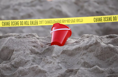 Muere niña enterrada en hoyo que cavó en una playa