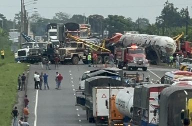 El choque frontal entre un camión y un tráiler dejó al menos siete personas heridas, entre ellas dos menores de edad.