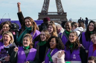 Francia se convirtió en el primer país, en la historia del mundo, en aprobar el derecho al aborto en su Constitución.
