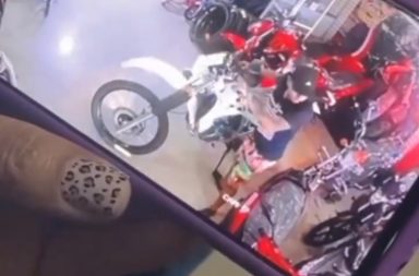 Delincuentes llegan con gasolina en una botella para robar una moto.