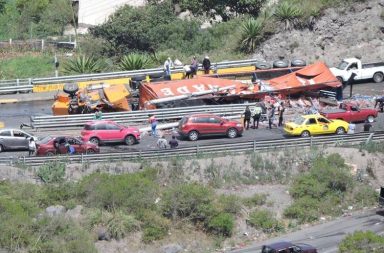 Un tráiler perdió los frenos mientras descendía por una cuesta en el Paso Lateral de Ambato, en la provincia de Tungurahua.