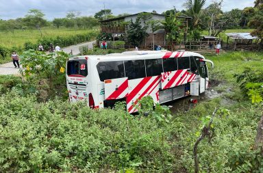 Un bus perteneciente a la cooperativa Reina del Camino sufrió un accidente de tránsito en la vía Tosagua-Chone.
