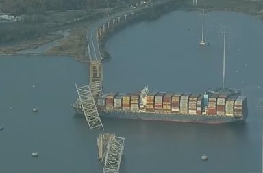 Un puente sobre el río Patapsco, de Baltimore, en Estados Unidos ha sido derrumbado por un gran barco porta contenedores.
