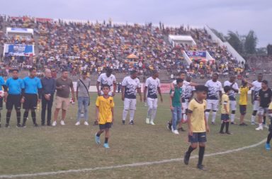 En homenaje y beneficio del exfutbolista Jaime Iván Kaviedes se disputó un encuentro de fútbol en Santo Domingo.