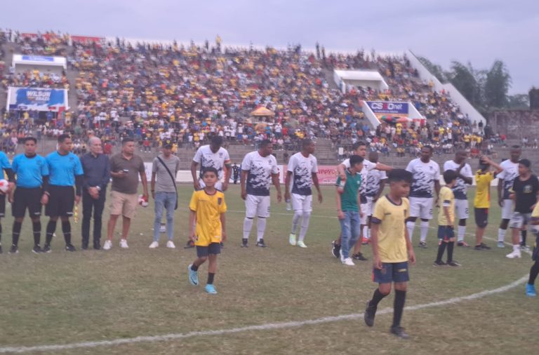 En homenaje y beneficio del exfutbolista Jaime Iván Kaviedes se disputó un encuentro de fútbol en Santo Domingo.