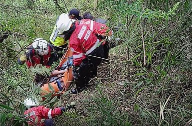 A un abismo de 100 metros de profundidad, en un tramo de la vía Alóag-Santo Domingo, cayó un vehículo tipo automóvil.