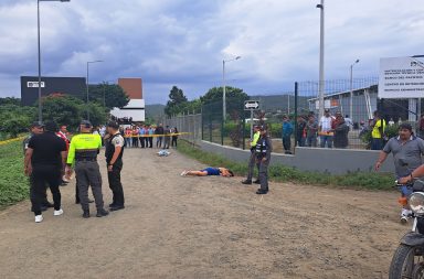 Pamela Cortéz (23) la mujer que resultó baleada en los exteriores de Portovial, la agencia de tránsito de Portoviejo, se encuentra en estado crítico.