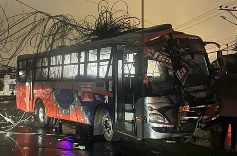 Un hombre, quien viajaba como acompañante de un bus de servicio urbano murió tras un accidente, en Santo Domingo.